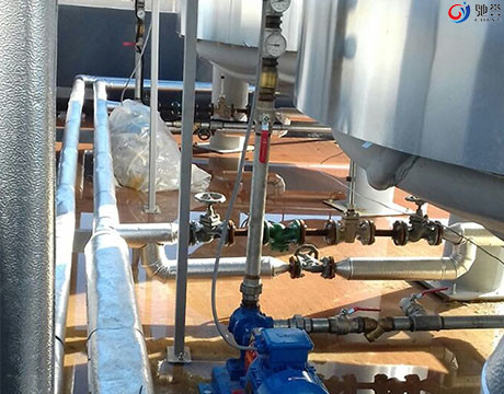 前に混合タンクが付いている混合システムに投薬する液体オイル